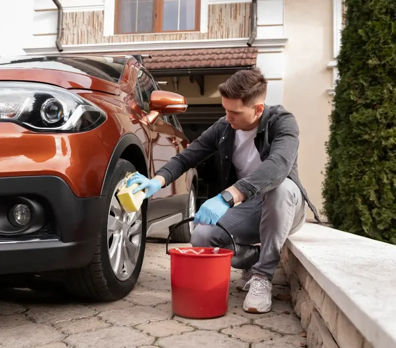 Lavage auto à domicile Le Bellay-en-Vexin : professionnel intervenant sur un véhicule